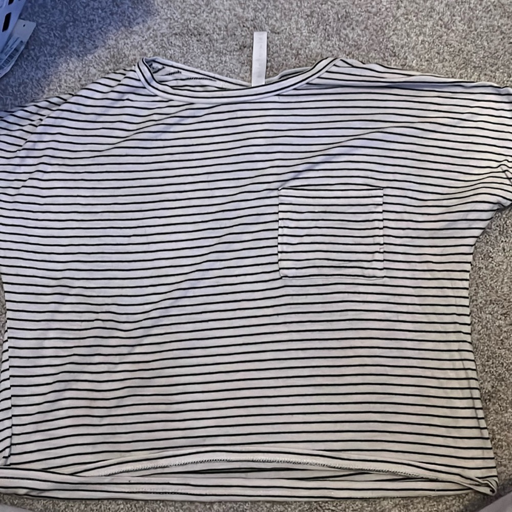 Black and white crop t shirt with pocket